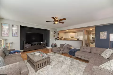 Living - 1 Itasca Pl #211, Itasca, IL 60143 photo 3 of 4