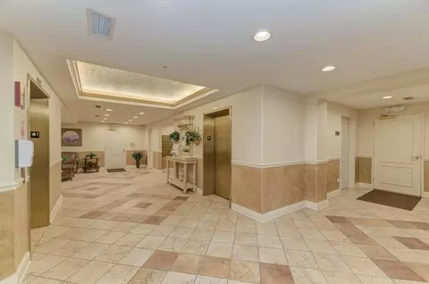 Entry Way - 1 Itasca Pl #211, Itasca, IL 60143 photo 2 of 5
