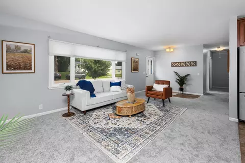 Living - 242 Orchard Ct, Silvis, IL 61282 photo 3 of 6