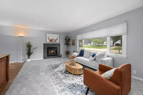 Living - 242 Orchard Ct, Silvis, IL 61282 photo 2 of 6