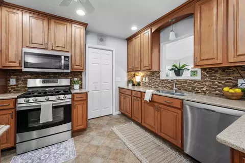 Kitchen - 242 Orchard Ct, Silvis, IL 61282 photo 4 of 7