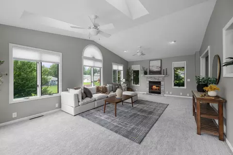 Living - 242 Orchard Ct, Silvis, IL 61282 photo 4 of 6