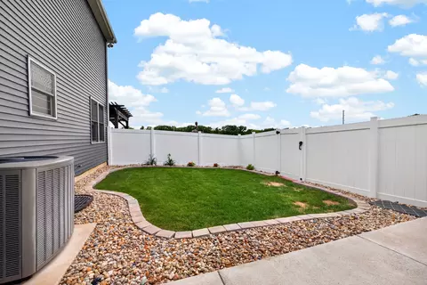 Exterior - 9571 Crossbow Dr, Bloomington, IL 61705 photo 13 of 30