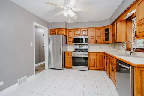 Kitchen - 711 Schiller St, Itasca, IL 60143 photo 1 of 3