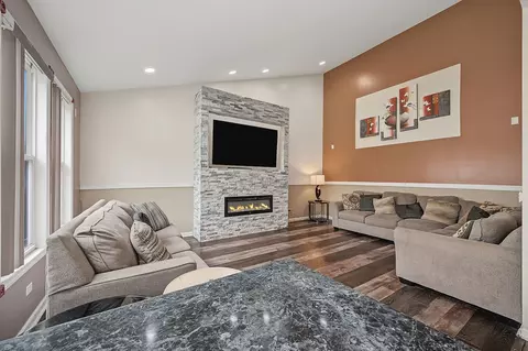 Living - 11323 Glenbrook Cir, Plainfield, IL 60585 photo 3 of 4