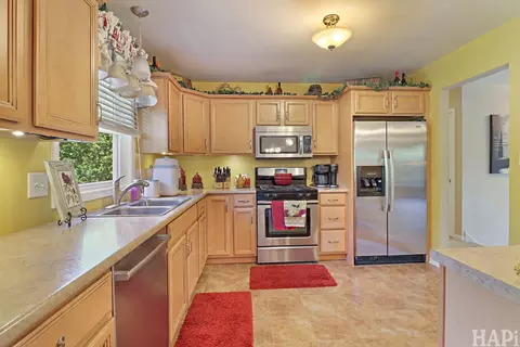 Kitchen - 4902 Pyndale Dr, Mchenry, IL 60050 photo 2 of 3