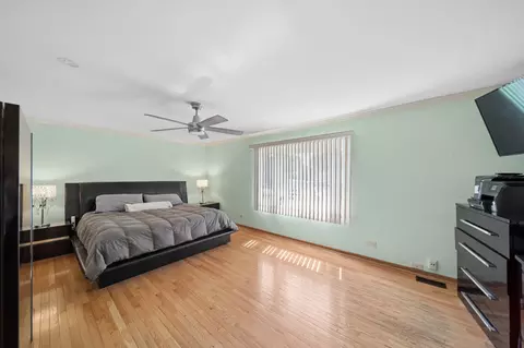 Bedroom - 17 W320 Scheel Dr, Willowbrook, IL 60527 photo 4 of 5