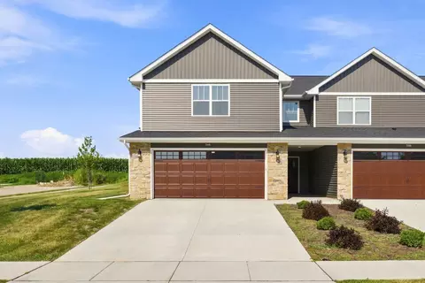 7142 Grove Xing, Bettendorf, IA 52722