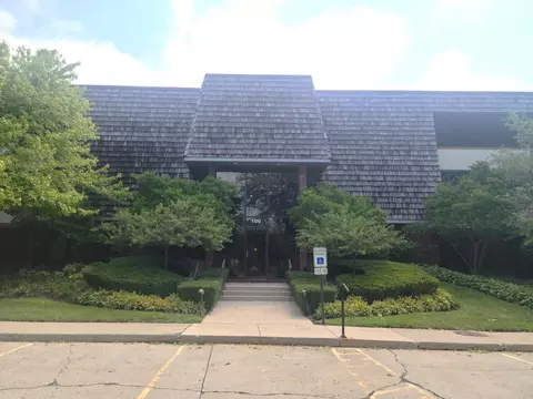 100 Red Top Dr #303, Libertyville, IL 60048