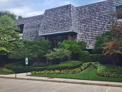 100 Red Top Dr #303, Libertyville, IL 60048