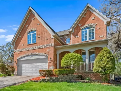 21428 W Crescent Dr, Mundelein, IL 60060