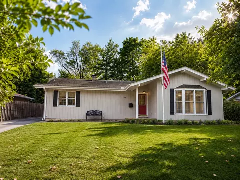 136 E Kimball Ave, Woodstock, IL 60098