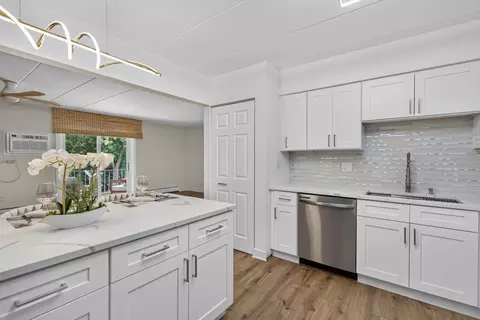 Kitchen - 124 E Bailey Rd #E, Naperville, IL 60565 photo 3 of 4