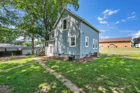 Exterior - 513 12th St, Silvis, IL 61282 photo 6 of 9
