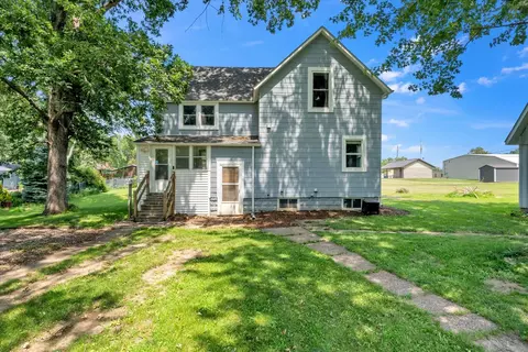 Exterior - 513 12th St, Silvis, IL 61282 photo 5 of 9
