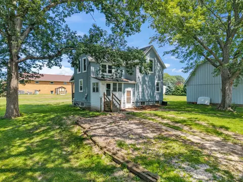 Exterior - 513 12th St, Silvis, IL 61282 photo 4 of 9