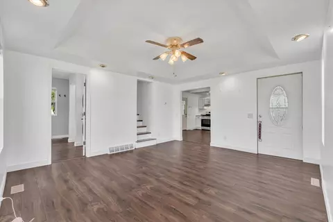 Living - 513 12th St, Silvis, IL 61282 photo 2 of 4