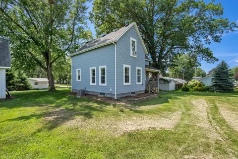 Exterior - 513 12th St, Silvis, IL 61282 photo 2 of 9