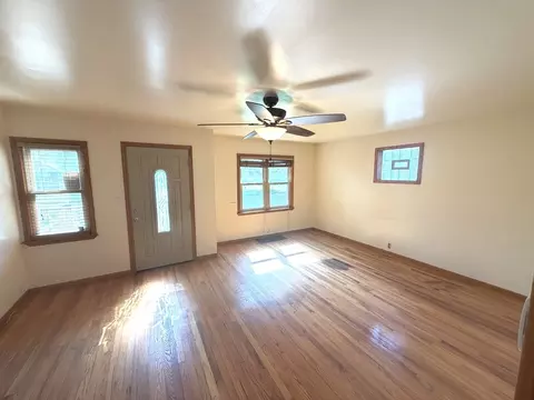 Living - 479 S Winfield Ave, Kankakee, IL 60901 photo 2 of 4