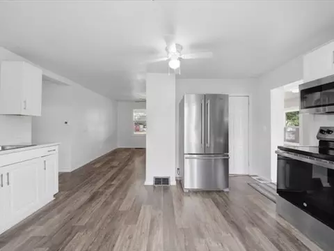 Entry Way - 322 E Carroll St, Lanark, IL 61046 photo 2 of 3
