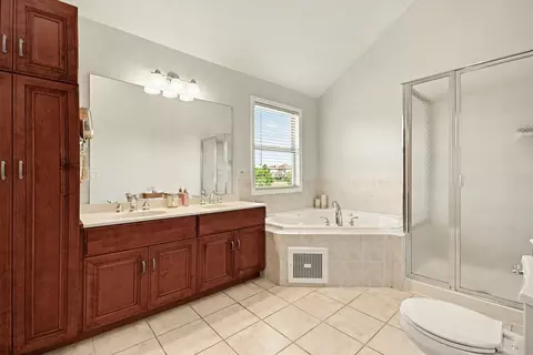 Bath - 25308 W Sunderlin Rd, Plainfield, IL 60585 photo 2 of 3