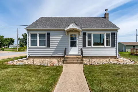 902 Clinton St, Grand Mound, IA 52751