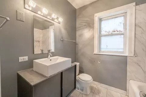 Bath - 7754 S Saginaw Ave, Chicago, IL 60649 photo 1 of 1