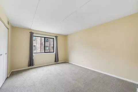 Bedroom - 5401 Chateau Dr #4, Rolling Meadows, IL 60008 photo 3 of 4
