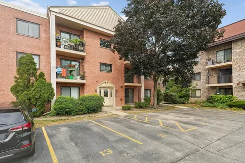 Exterior - 5401 Chateau Dr #4, Rolling Meadows, IL 60008 photo 2 of 3