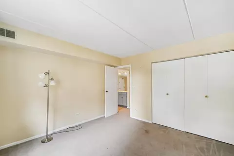 Bedroom - 5401 Chateau Dr #4, Rolling Meadows, IL 60008 photo 2 of 4