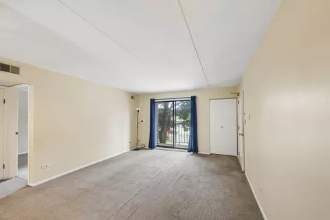 Living - 5401 Chateau Dr #4, Rolling Meadows, IL 60008 photo 2 of 4