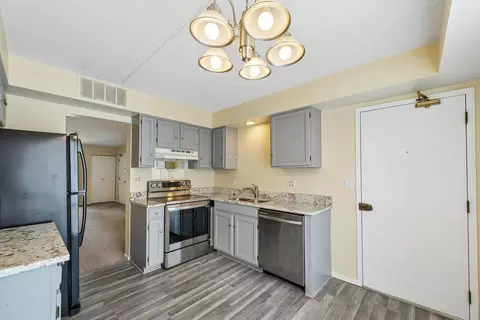 Kitchen - 5401 Chateau Dr #4, Rolling Meadows, IL 60008 photo 3 of 3