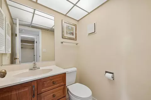 Bath - 5401 Chateau Dr #4, Rolling Meadows, IL 60008 photo 2 of 2