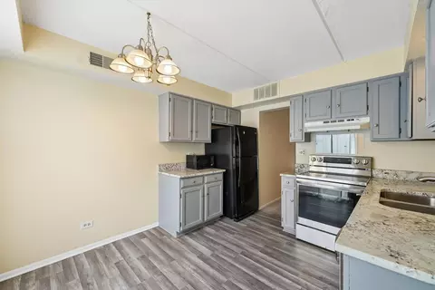 Kitchen - 5401 Chateau Dr #4, Rolling Meadows, IL 60008 photo 2 of 3