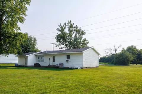 Exterior - 403 N 1st St, Sheldon, IL 60966 photo 4 of 8