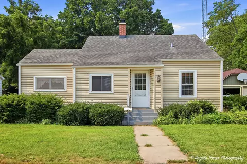 663 Pleasant St, Woodstock, IL 60098
