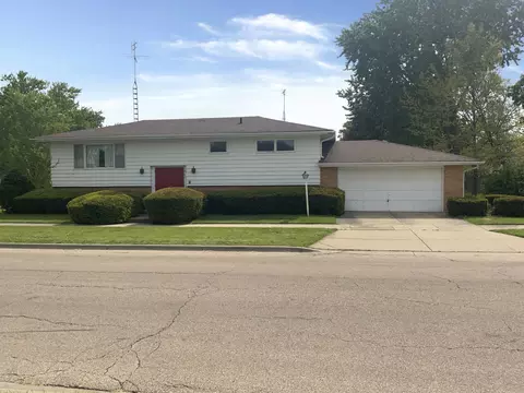 Exterior - 747 Palace St, Aurora, IL 60506 photo 3 of 5