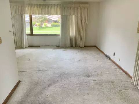 Living - 747 Palace St, Aurora, IL 60506 photo 3 of 4