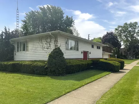 Exterior - 747 Palace St, Aurora, IL 60506 photo 4 of 5