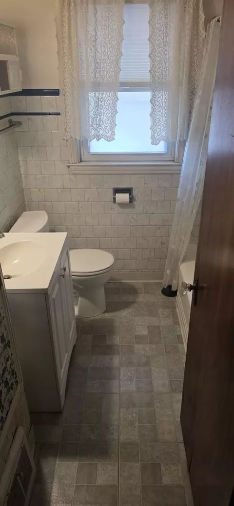 Bath - 7224 W 39th St, Lyons, IL 60534 photo 1 of 1