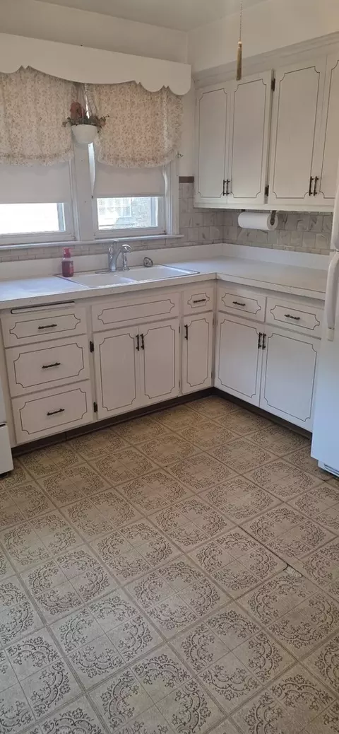 Kitchen - 7224 W 39th St, Lyons, IL 60534 photo 3 of 3
