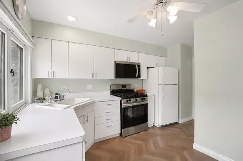 Kitchen - 21 Kyle Ct, Willowbrook, IL 60527 photo 2 of 3