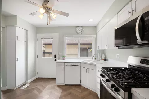 Kitchen - 21 Kyle Ct, Willowbrook, IL 60527 photo 3 of 3