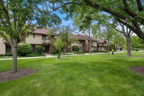 Exterior - 21 Kyle Ct, Willowbrook, IL 60527 photo 6 of 10