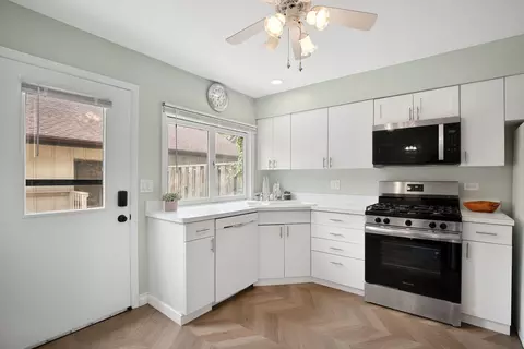 Kitchen - 21 Kyle Ct, Willowbrook, IL 60527 photo 1 of 3