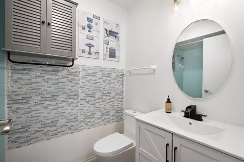 Bath - 21 Kyle Ct, Willowbrook, IL 60527 photo 4 of 5