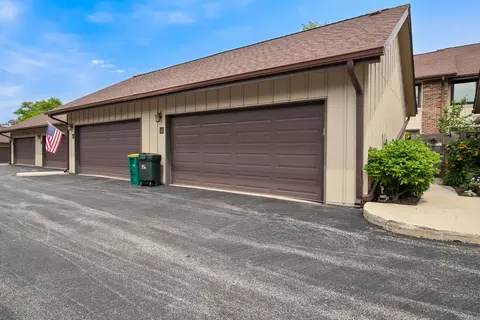 Exterior - 21 Kyle Ct, Willowbrook, IL 60527 photo 5 of 10