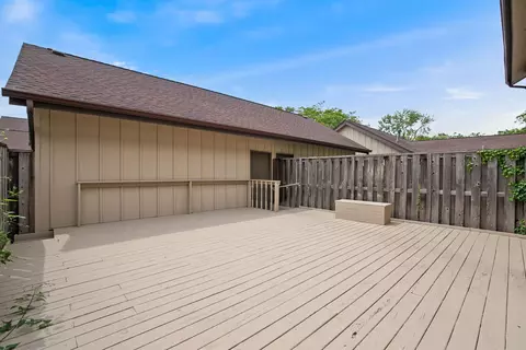 Exterior - 21 Kyle Ct, Willowbrook, IL 60527 photo 3 of 10