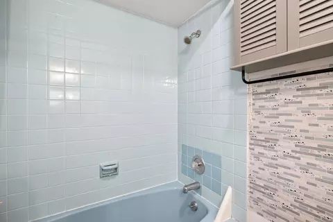 Bath - 21 Kyle Ct, Willowbrook, IL 60527 photo 5 of 5