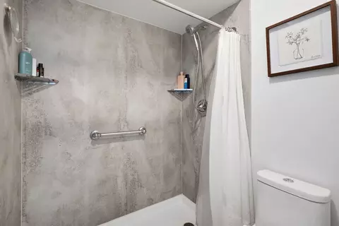 Bath - 21 Kyle Ct, Willowbrook, IL 60527 photo 3 of 5